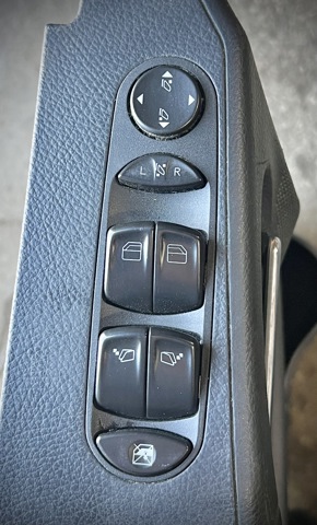 Кнопки переднього лівого склопід'ємника A6395451313 MERCEDES