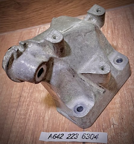 Кронштейн подушки (опори) двигуна, лівої A6422236304 MERCEDES