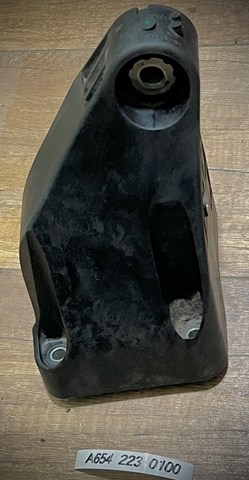 Кронштейн подушки (опори) двигуна, правої A6542230100 MERCEDES