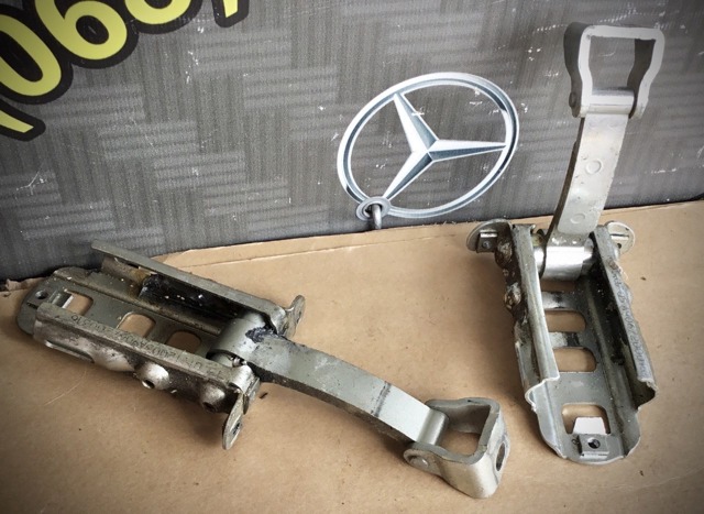 Обмежувач відкриття дверей, передній A9067200016 MERCEDES