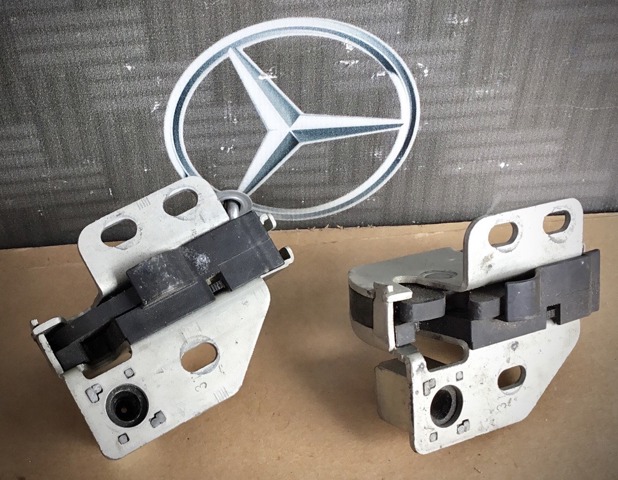 Замок задніх лівих распашних дверей, верхній A9067401135 MERCEDES