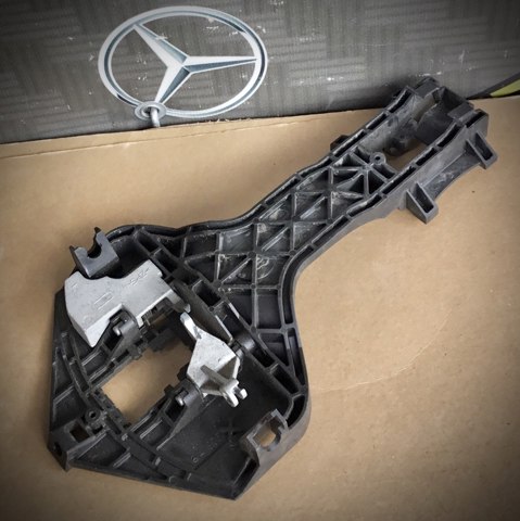 Тримач зовнішньої ручки дверей, передньої лівої A9067600934 MERCEDES