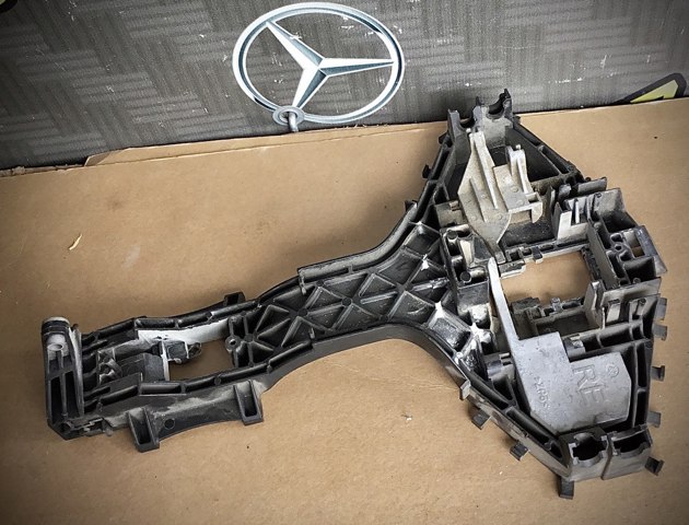 Тримач зовнішньої ручки зсувних дверей правий A9067601234 MERCEDES