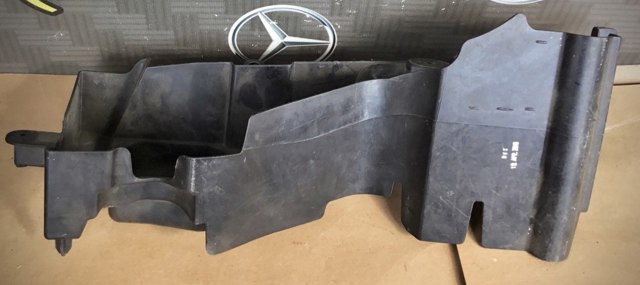 Кронштейн радіатора правий A9068890131 MERCEDES