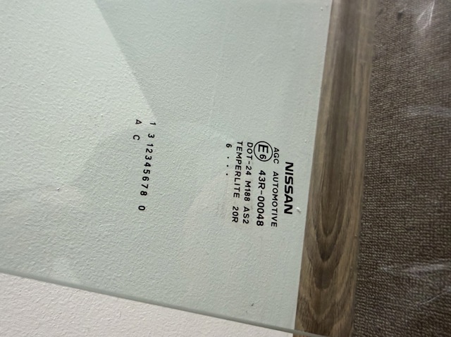 Скло задньої двері лівої 823011KK0A NISSAN