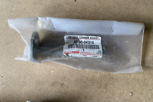 Болт переднього важеля, нижнього 481900K010 TOYOTA