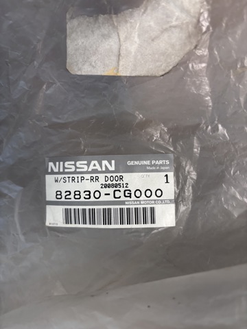 Ущільнювач двері задньої правої (на двері) 82830CG000 NISSAN