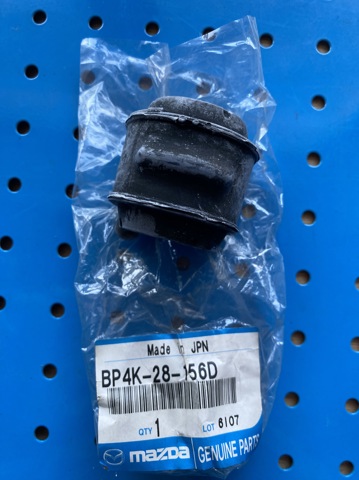 Втулка стабілізатора заднього BP4K28156D MAZDA