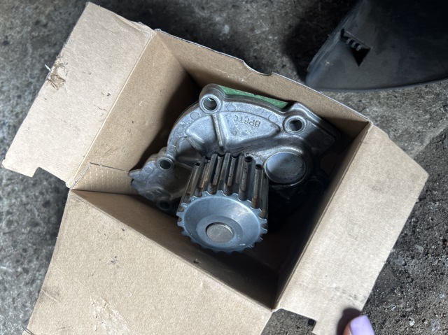 Помпа охолодження 31686005 VOLVO