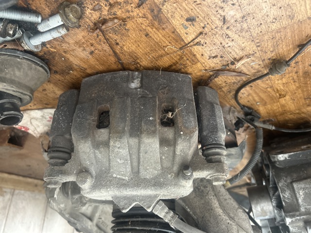 Скоба супорта переднього 68212012AA CHRYSLER