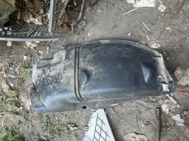 Підкрилок заднього крила, правий 8200068385 RENAULT