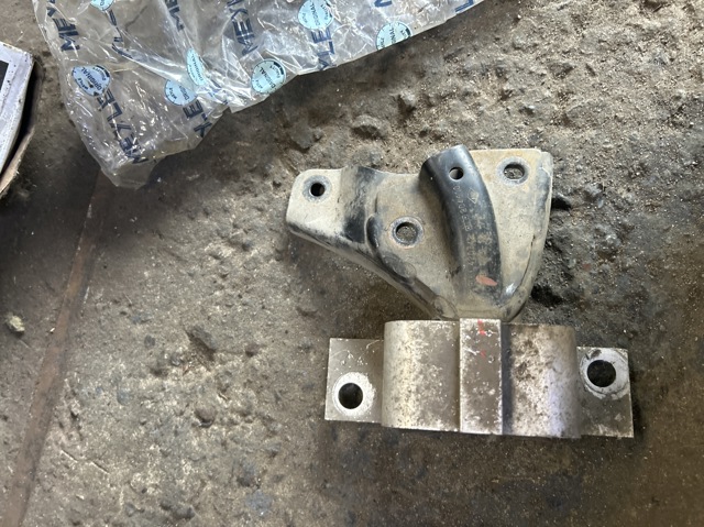 Права подушка мотора 8200204600 RENAULT