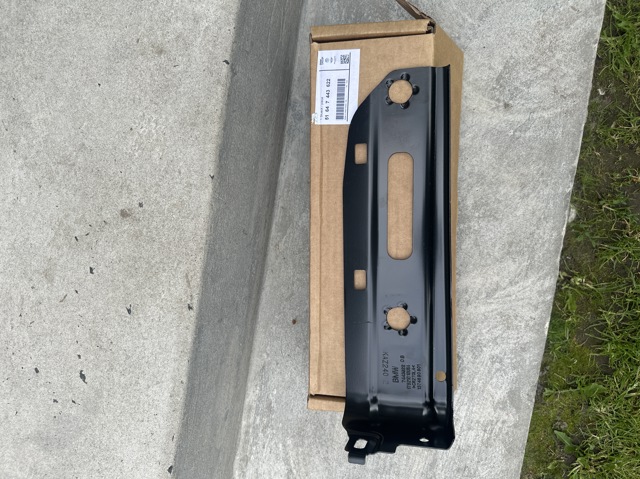 Кронштейн радіатора нижній 51647443622 BMW