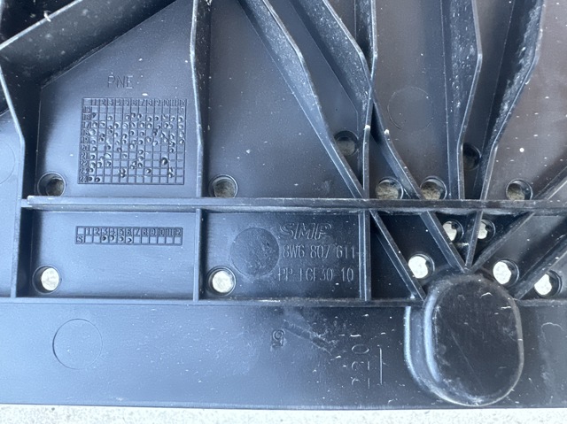 Обвіс бампера 8W6807611 VAG