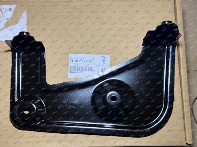 Кронштейн кріплення крила переднього правого, задній 41007492370 BMW