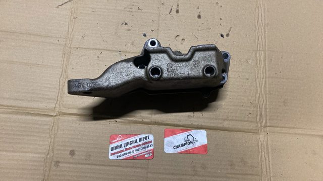 Кронштейн подушки (опори) двигуна, правої 036199275E VAG