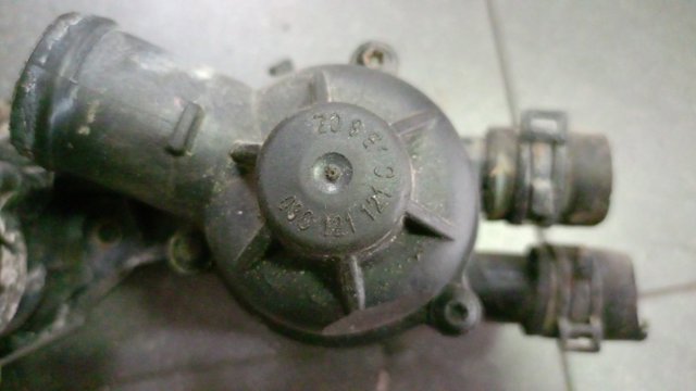Кришка термостата 03C121121C VAG