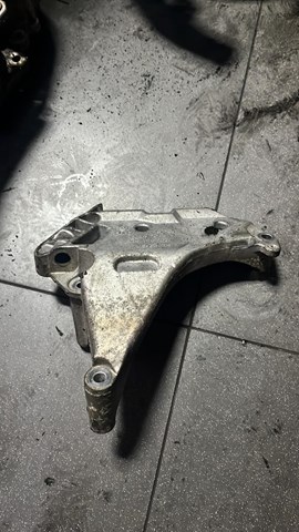 Кронштейн подушки (опори) двигуна, правої 03L199207 VAG