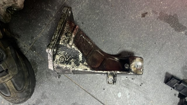 Кронштейн подушки (опори) двигуна, правої 1095084 BMW
