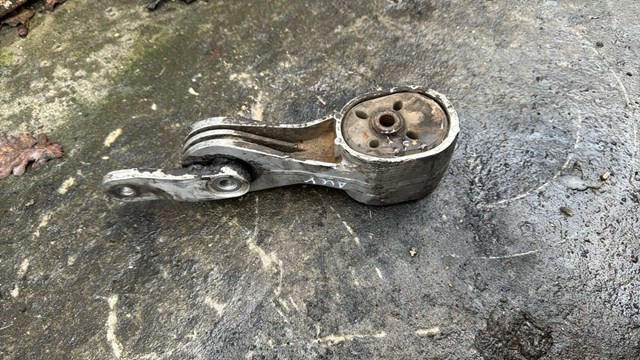 Опора двигуна задня 1109111 FORD