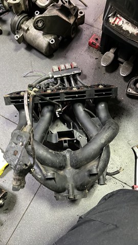 Колектор впускний нижній 11611432033 BMW