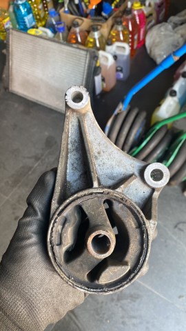 Подушка двигуна передня 13125635 OPEL