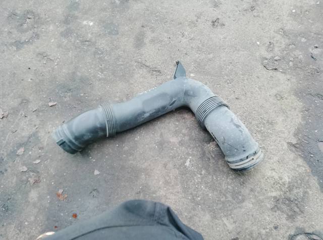 Патрубок повітряний, вхід в резонатор 1K0129618AJ VAG