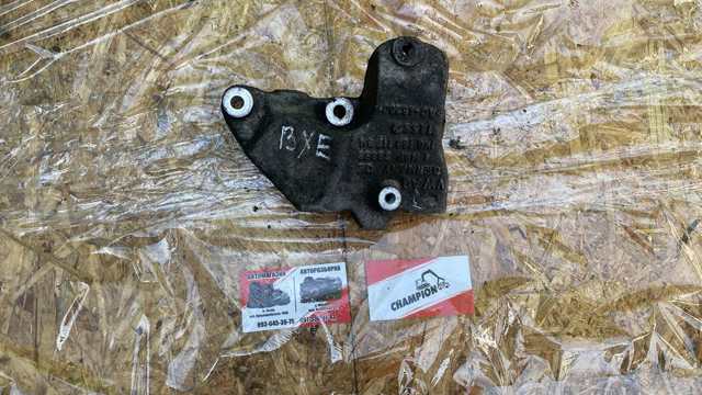Кронштейн подушки (опори) двигуна, лівої 1K0199117BM VAG
