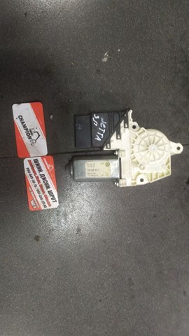 Двигун стеклопод'емника двері задньої, правої 1K0959704P VAG