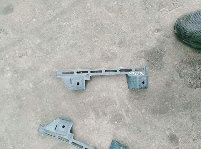 Кронштейн кріплення бампера переднього правий 1T0807890A VAG