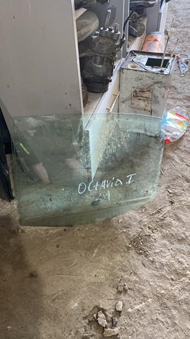 Скло задньої двері лівої 1U4845205 VAG