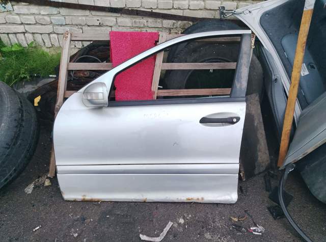 Вікно (передніх дверей) двері 2037250110 MERCEDES
