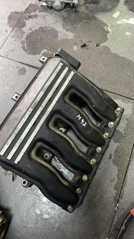 Колектор впускний 2246942 BMW