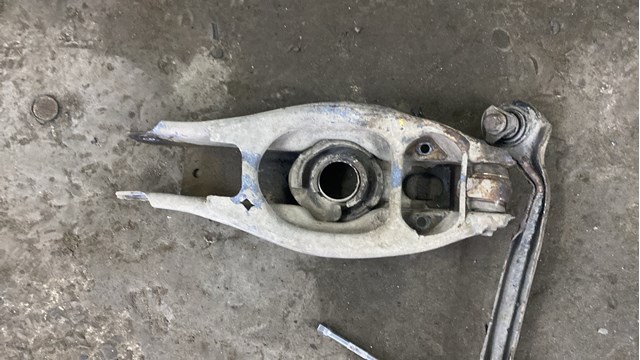 Балансир задній нижній 33326772899 BMW