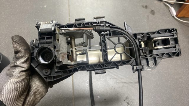 Тримач зовнішньої ручки дверей, передніх лівих 3C0837885J VAG