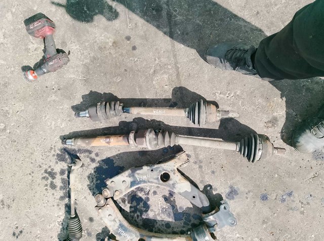 Піввісь передня ліва Форд Фокус II