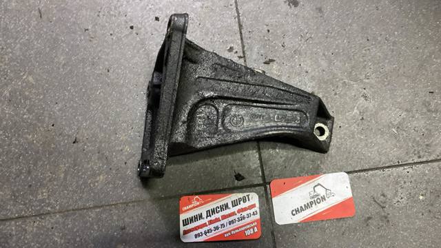 Кронштейн подушки (опори) двигуна, правої 6754185 BMW