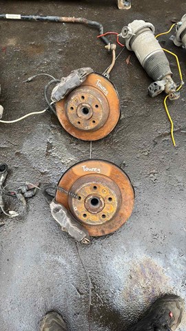 Цапфа поворотна права 7L0505436B VAG