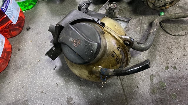 Бачок системи охолодження двигуна розширювальний 7M0121407C VAG