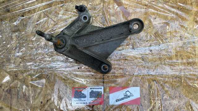 Кріплення подушки коробки передач 8200043084 RENAULT