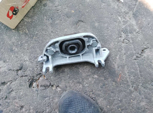 Кронштейн подушки (опори) двигуна, лівої 8200216113 RENAULT