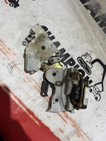 Замок задньої дверї, правої 82502BM760 NISSAN