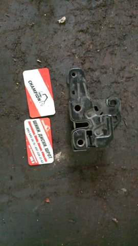 Запор капота (замок і привід замка капота) 8E0823509A VAG