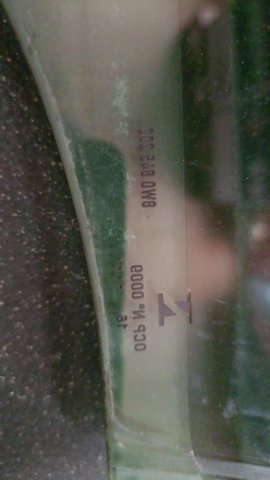 Скло передньої правої двері 8W0845202 VAG