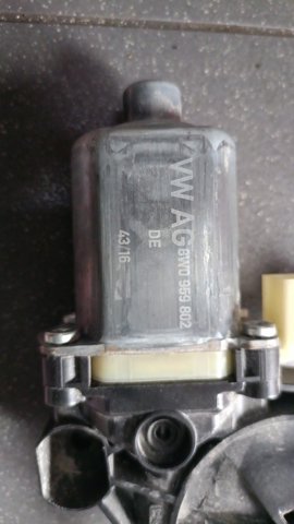 Двигун склопідіймача двері передньої, правої 8W0959802 VAG