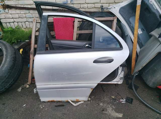 Скло задньої двері лівої A2037350100 MERCEDES