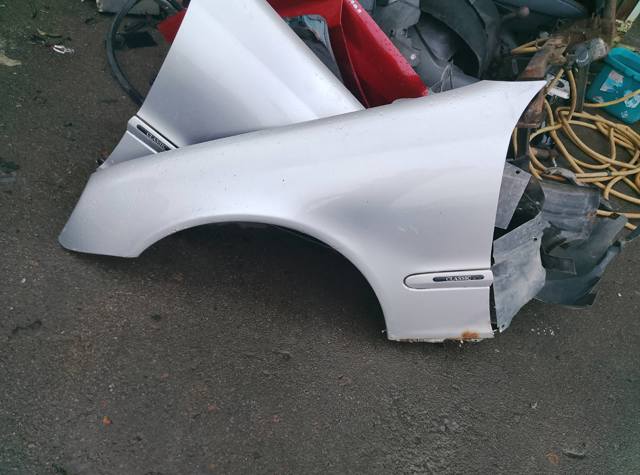 Ліве переднє крило A2038800118 MERCEDES
