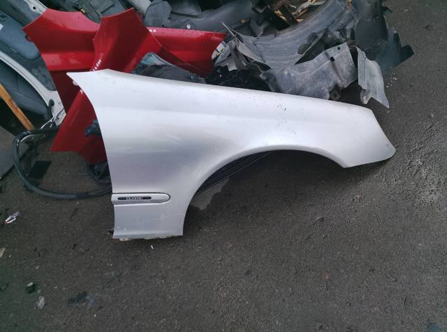 Переднє праве крило A2038800218 MERCEDES