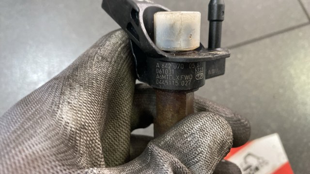 Форсунка дизельна в зборі, розпилювач + тримач A6420700587 MERCEDES