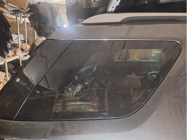 Скло кузова/багажного відсіку, праве BB5Z7829700C FORD